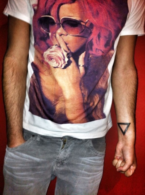 hipster-tattoo-tatuaje-hipster-tendencia-trends-modaddiction-estilo-look-moda-fashion-moderno-mujer-hombre-man-woman-minimalista-grafico-triangle-triangulo
